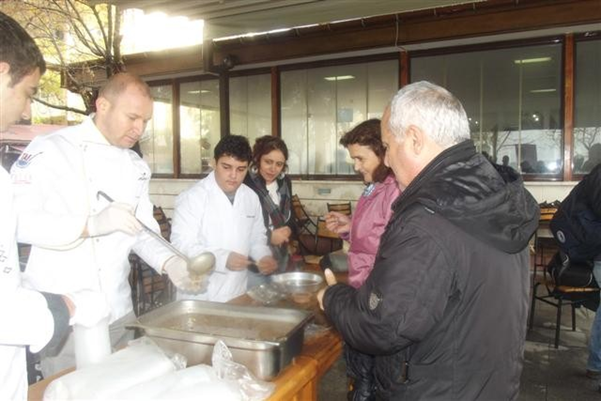 Aşçılar Derneği\'nden Aşure İkramı