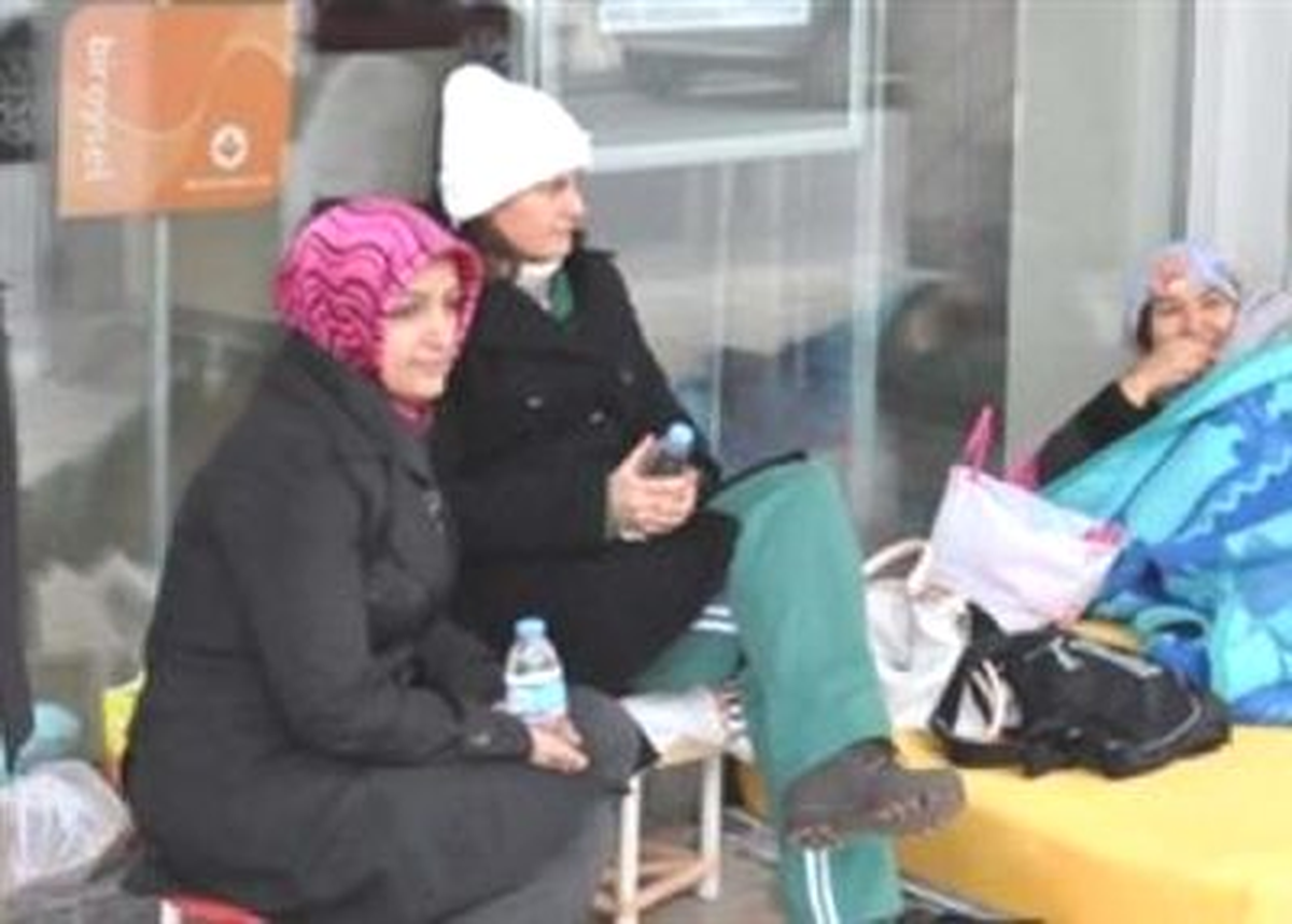 Banka Önünde Ev Nöbeti