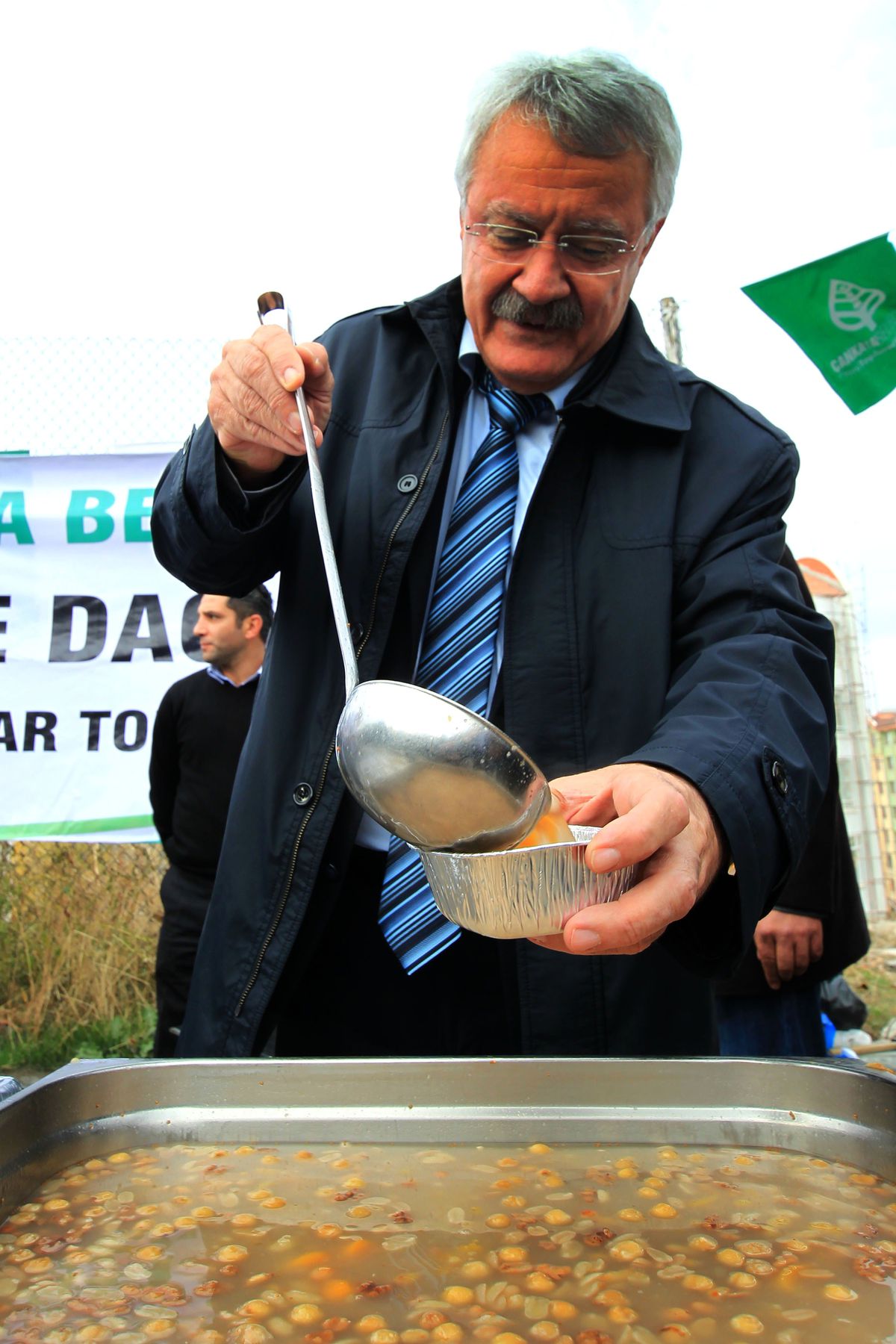 Başkan Tanık Dikmen Karapınar\'da Aşure Dağıttı