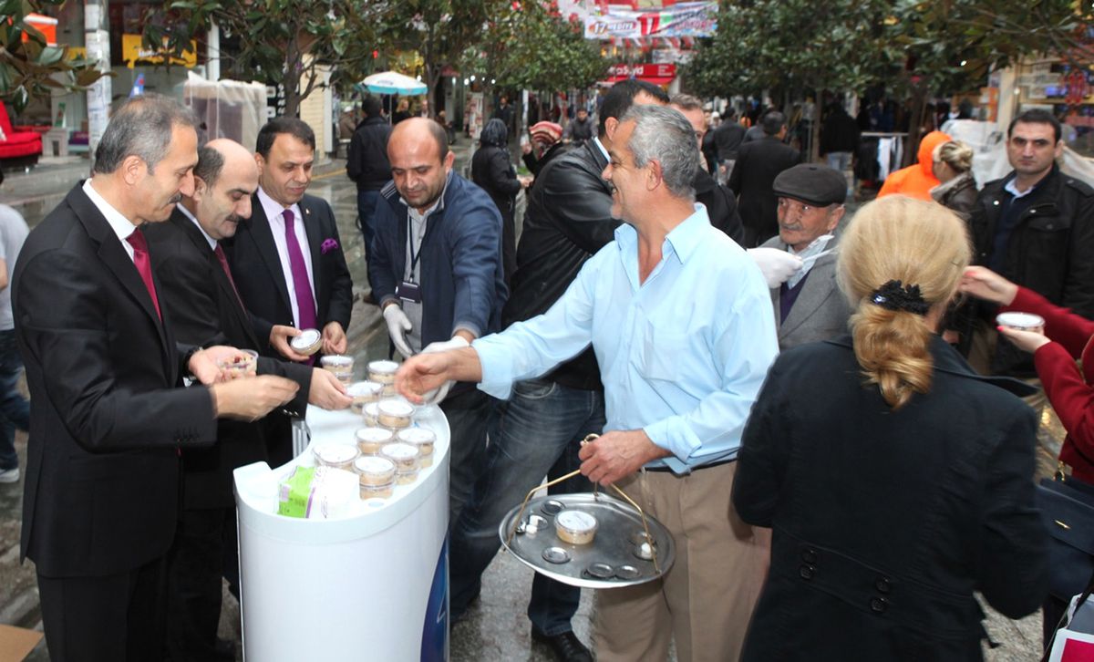 Başkan Yeniay, Küçükçekmecelilere Aşure Dağıttı