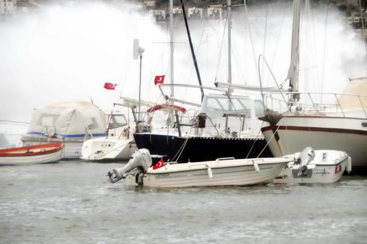 Bodrum\'da Fırtına Etkili Oluyor