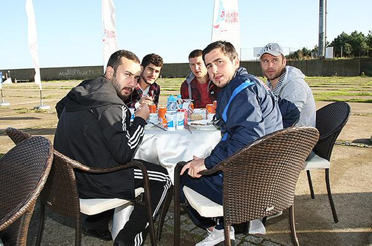 Bordo Mavililerin Barbekü Partisi Neşeli Geçti