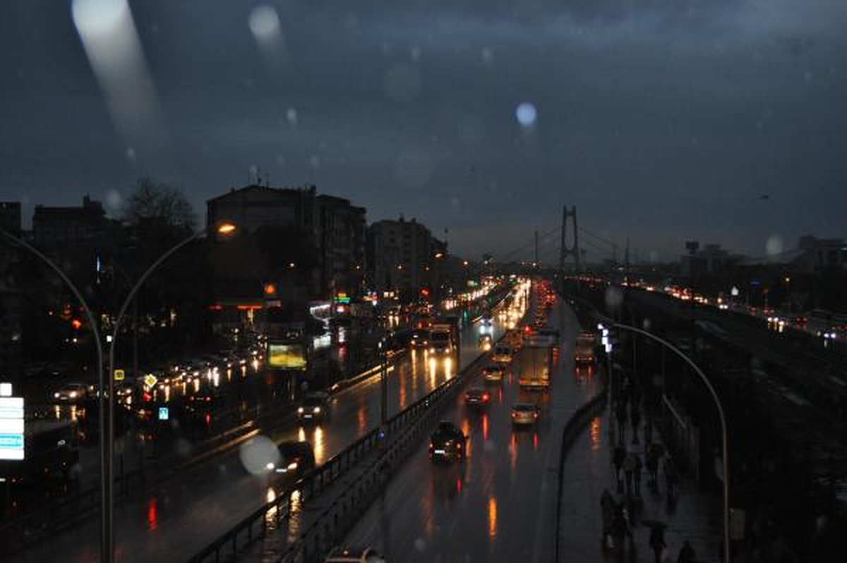 Bulutlarla Kaplanan Kocaeli Erkenden Karanlığa Büründü