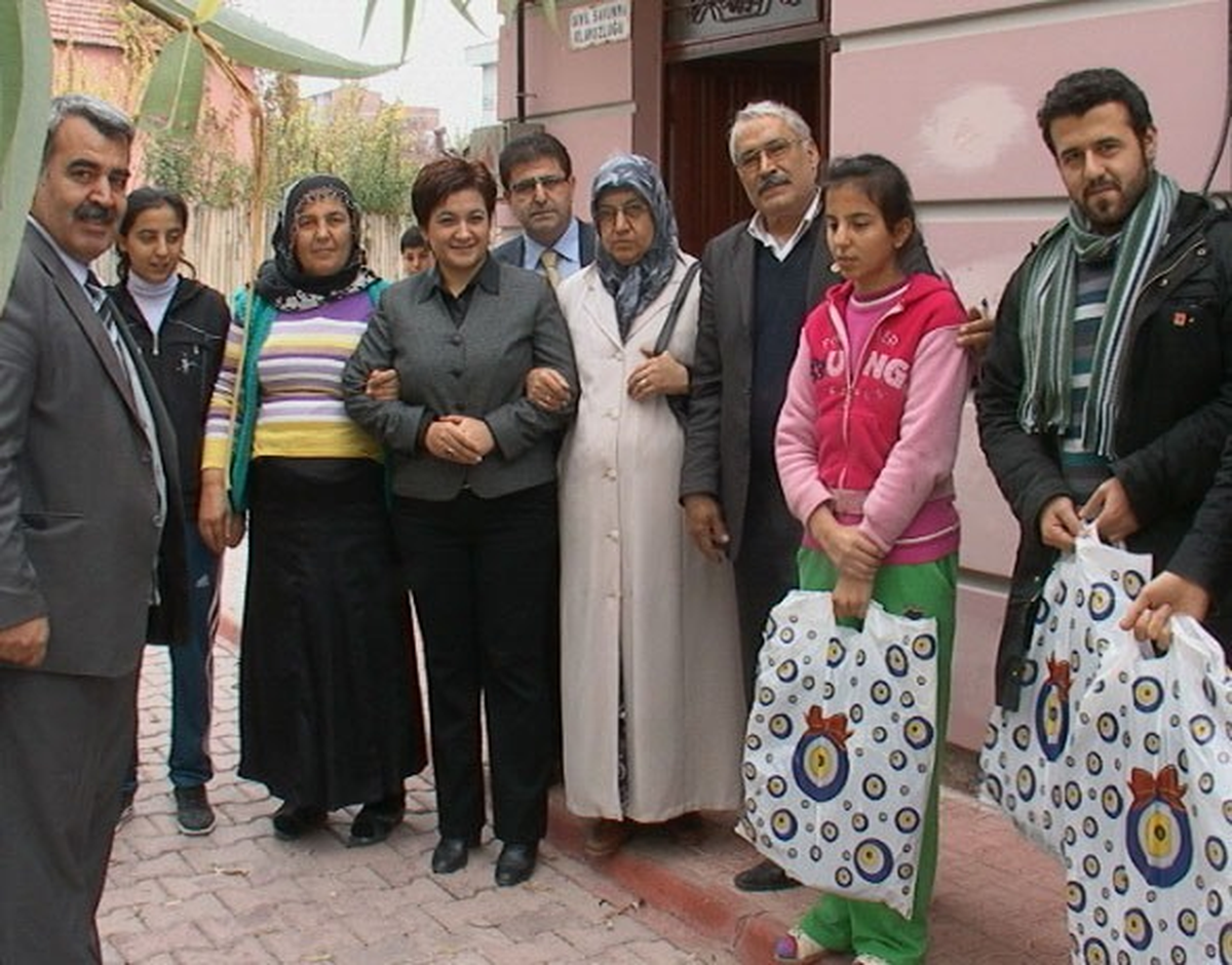 CHP\'den Yetim Çocuklara Kırtasiye Yardımı