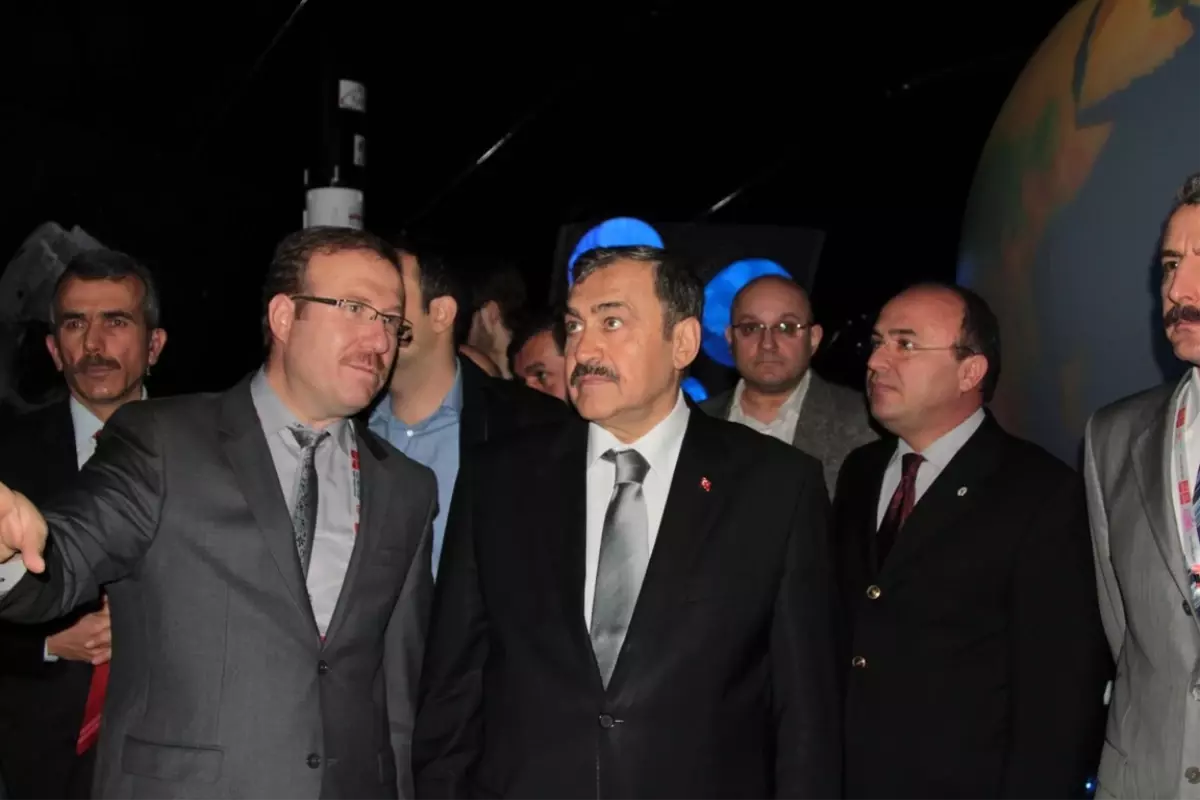 Devletin Zirvesi CeBIT Bilişim Fuarı\'nda Buluştu