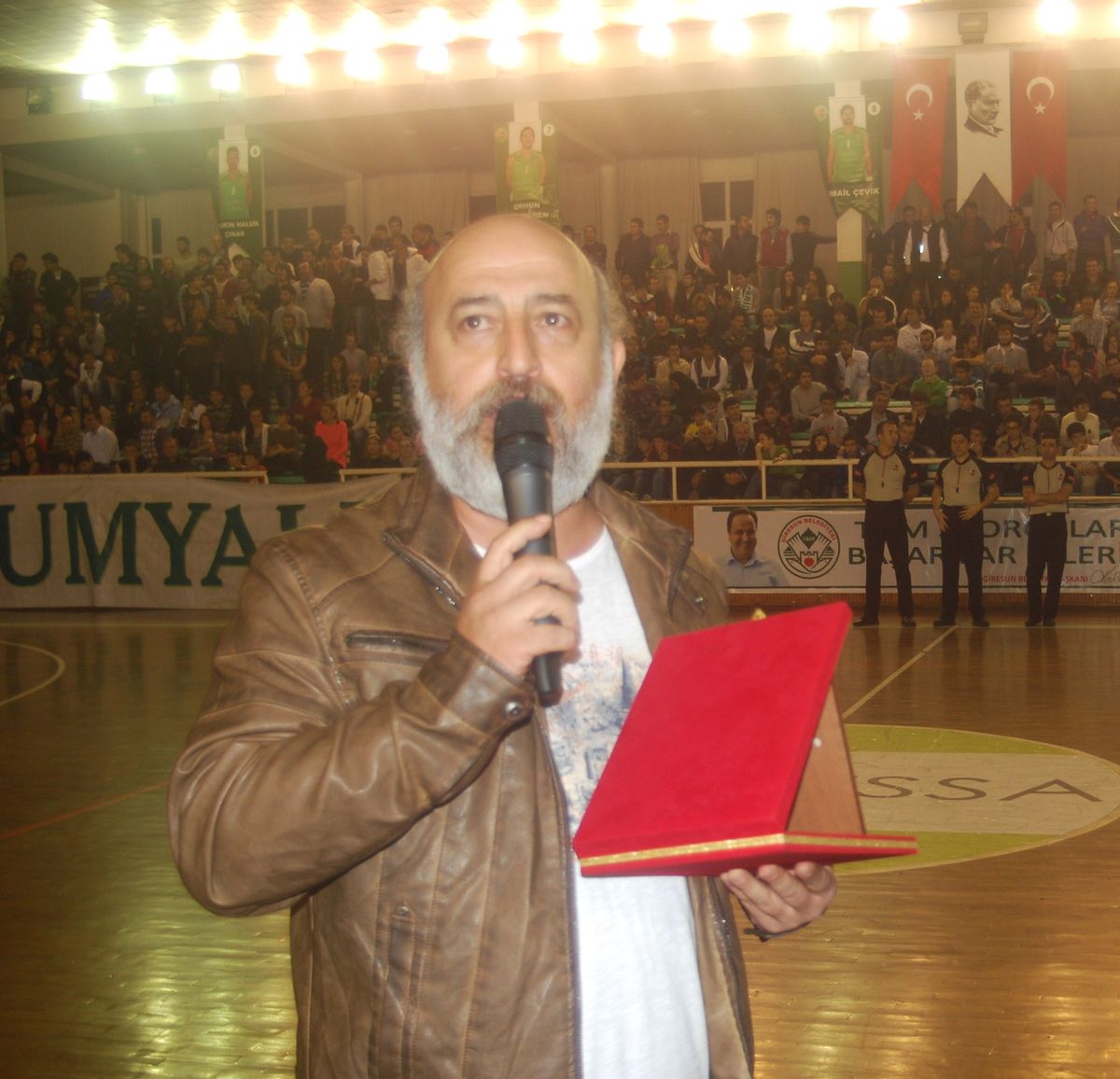 Gazeteci Ali Yakarışık\'a Teşekkür Plaketi Verildi