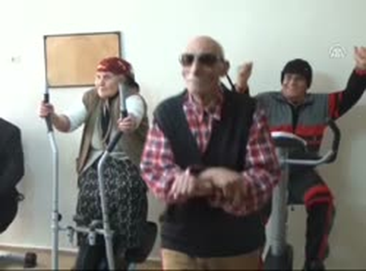 Huzurevinde "Gangnam Style"