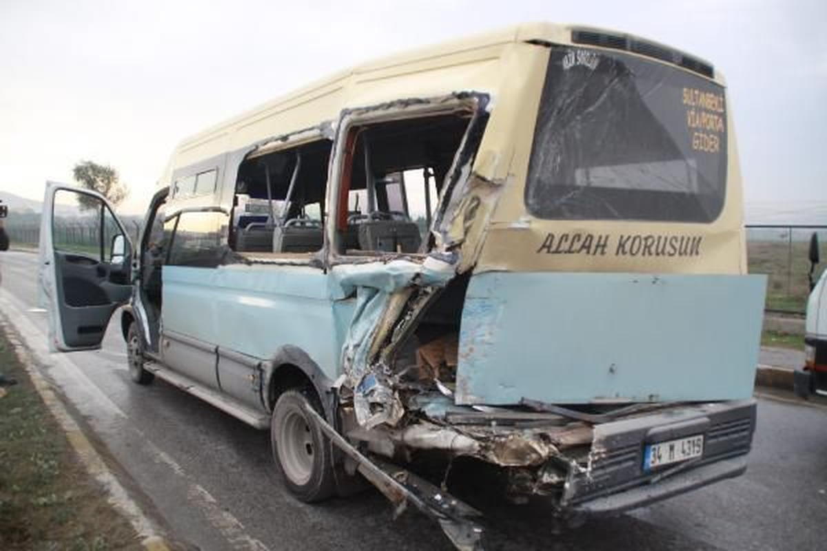 Kamyonet Minibüse Çarptı 4 Yaralı