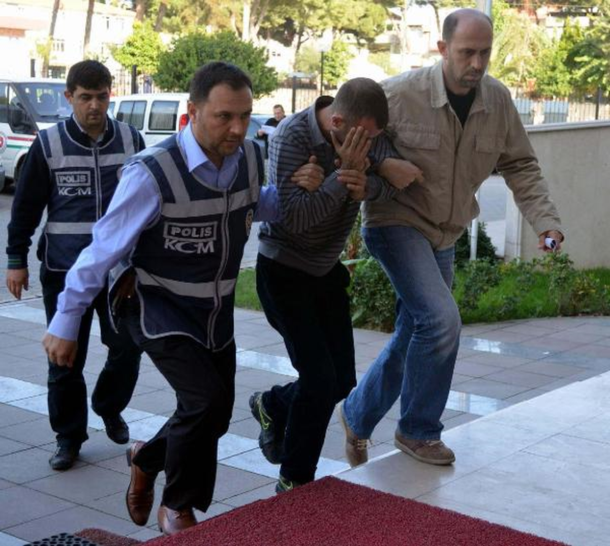 Kiralık Otomobille Esrar Sevkiyatına 2 Gözaltı
