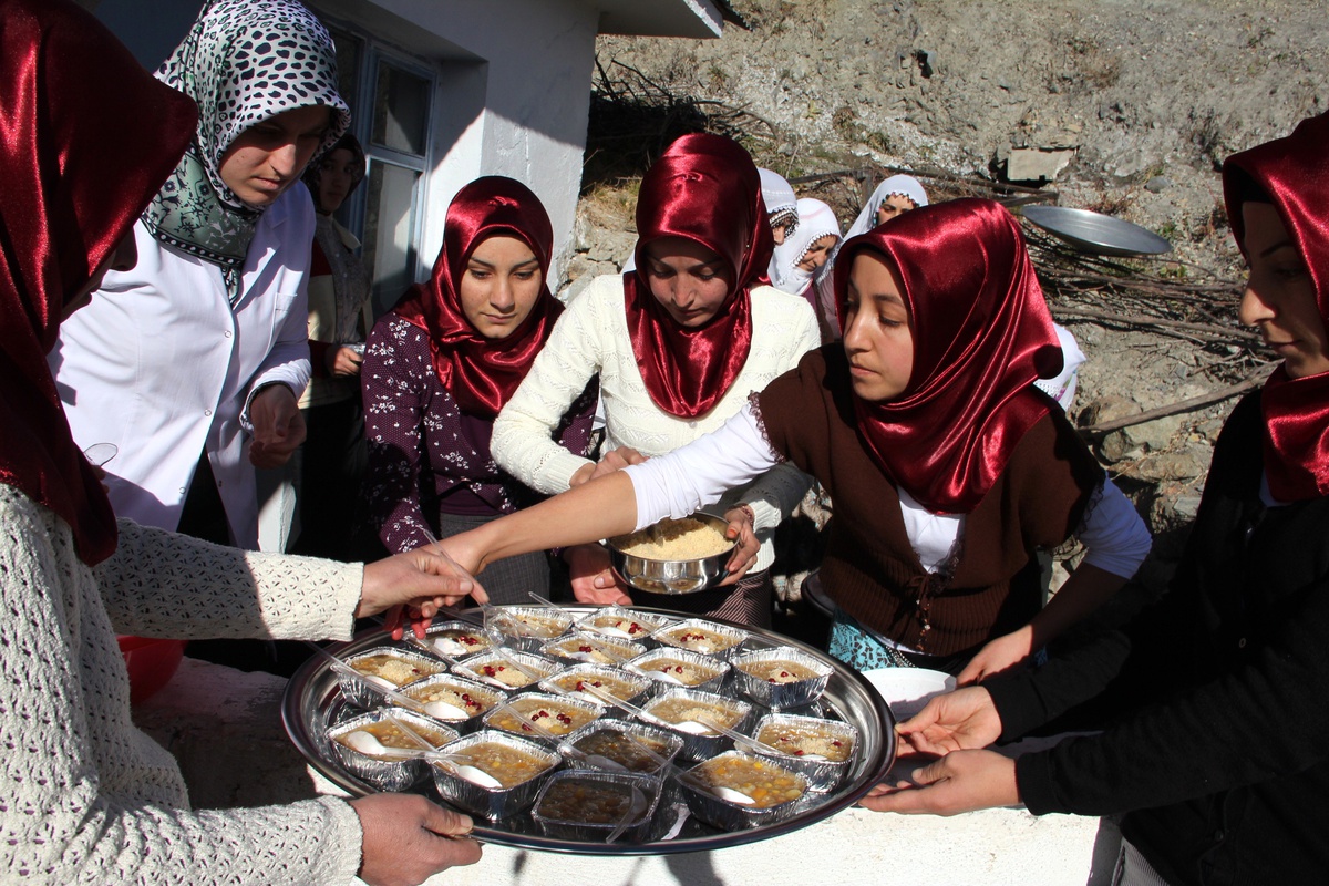 Kuran Kursu Öğrencileri Aşure Yaparak Köylülere Dağıttılar