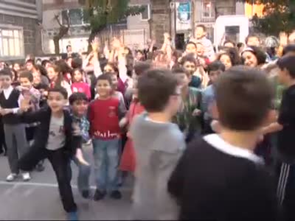 Okula Serbest Kıyafetle Geldiler