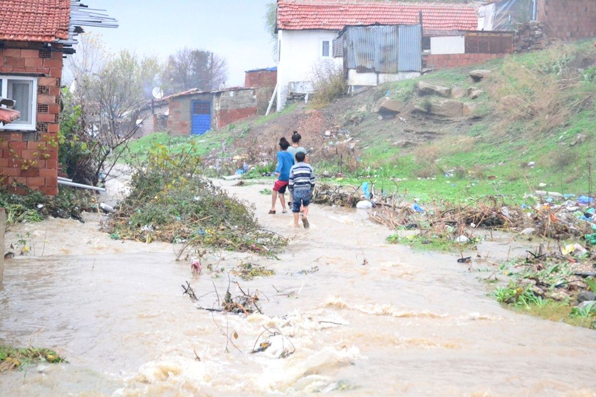 Sağanak Yağış, Keşan Sokaklarını Göle Çevirdi