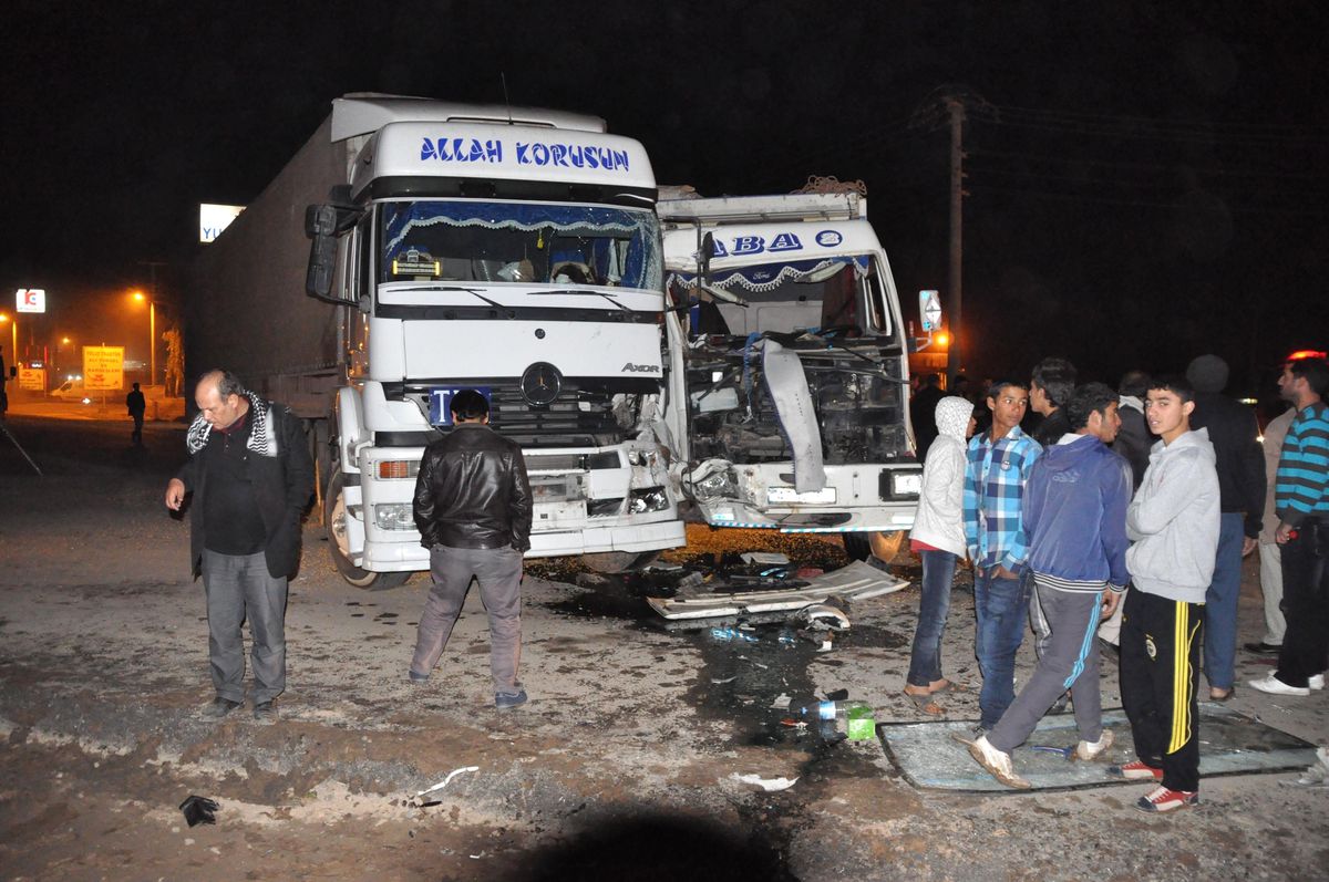 Şanlıurfa\'da Tır\'la Kamyon Çarpıştı: 1 Ağır Yaralı