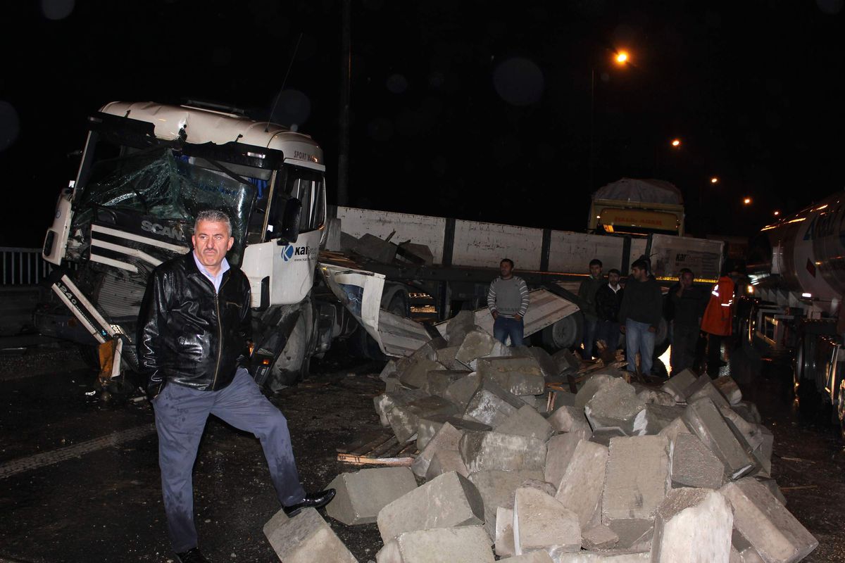 Tır Devrildi, İstanbul İstikameti Trafiğe Kapandı