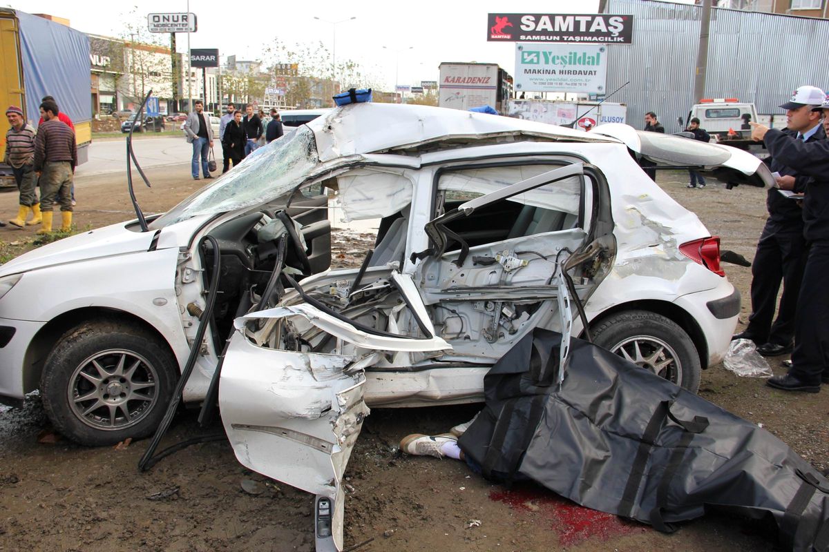 Trafik Kazası: 1 Ölü, 4 Yaralı