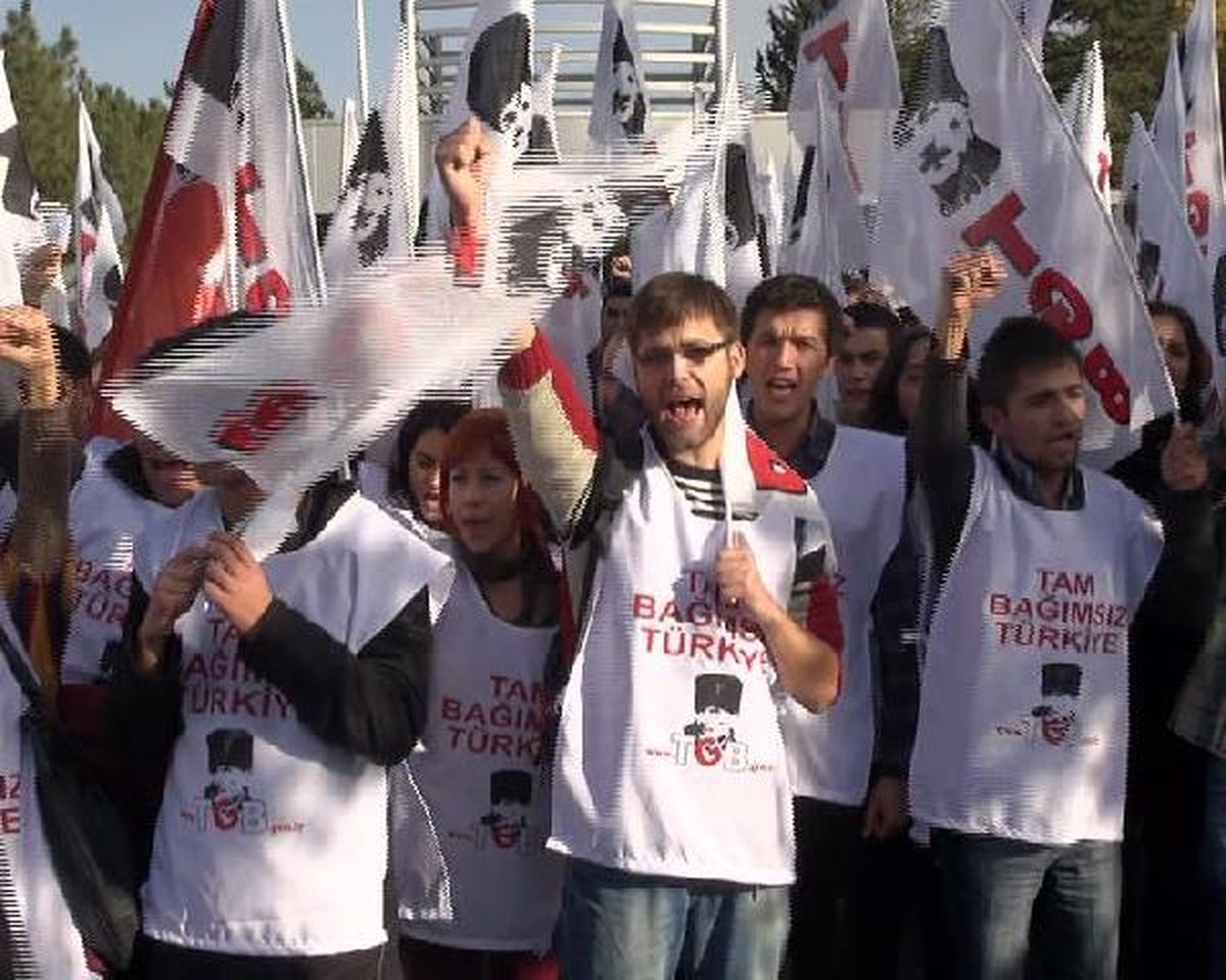 Türkiye Gençlik Birliği\'nden YÖK Önünde Kağıt Uçaklı Eylem