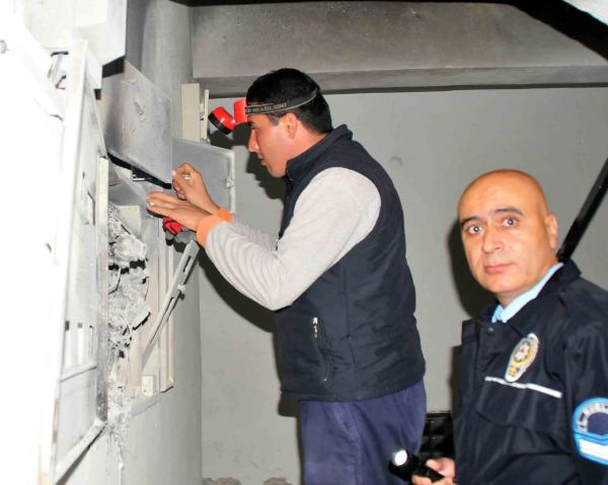 Yangına Uykuda Yakalanan Anne-Kız, 3\'üncü Katta Mahsur Kaldı