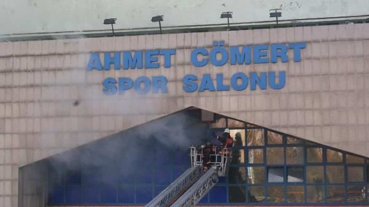 Ahmet Cömert Spor Salonu\'nda Yangın