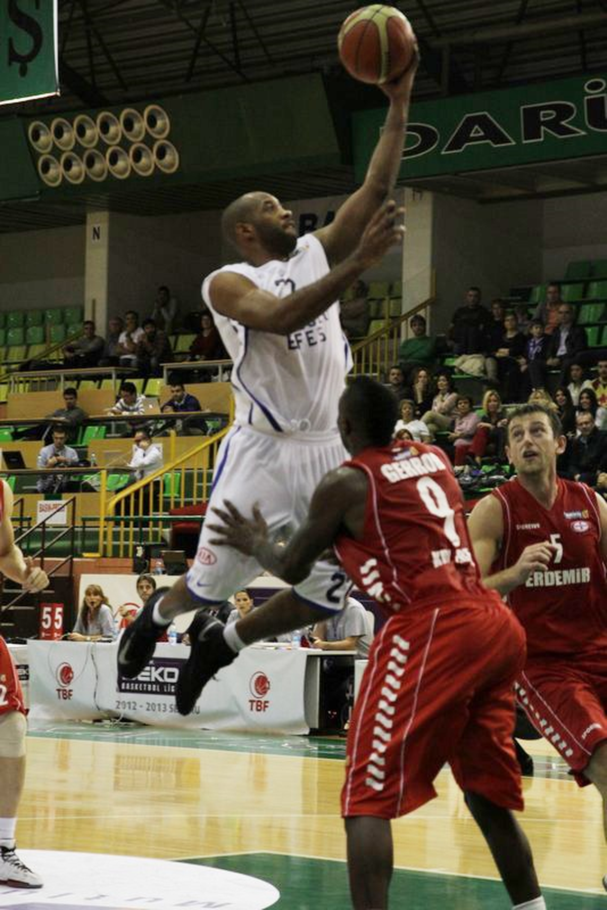 Anadolu Efes Son Çeyrekte Güldü