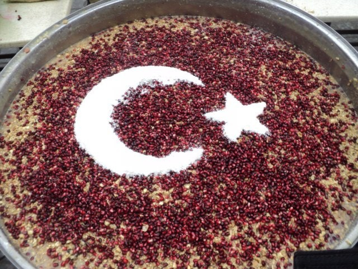 Balıkesir\'de Türk Bayraklı Aşure İlgi Odağı Oldu