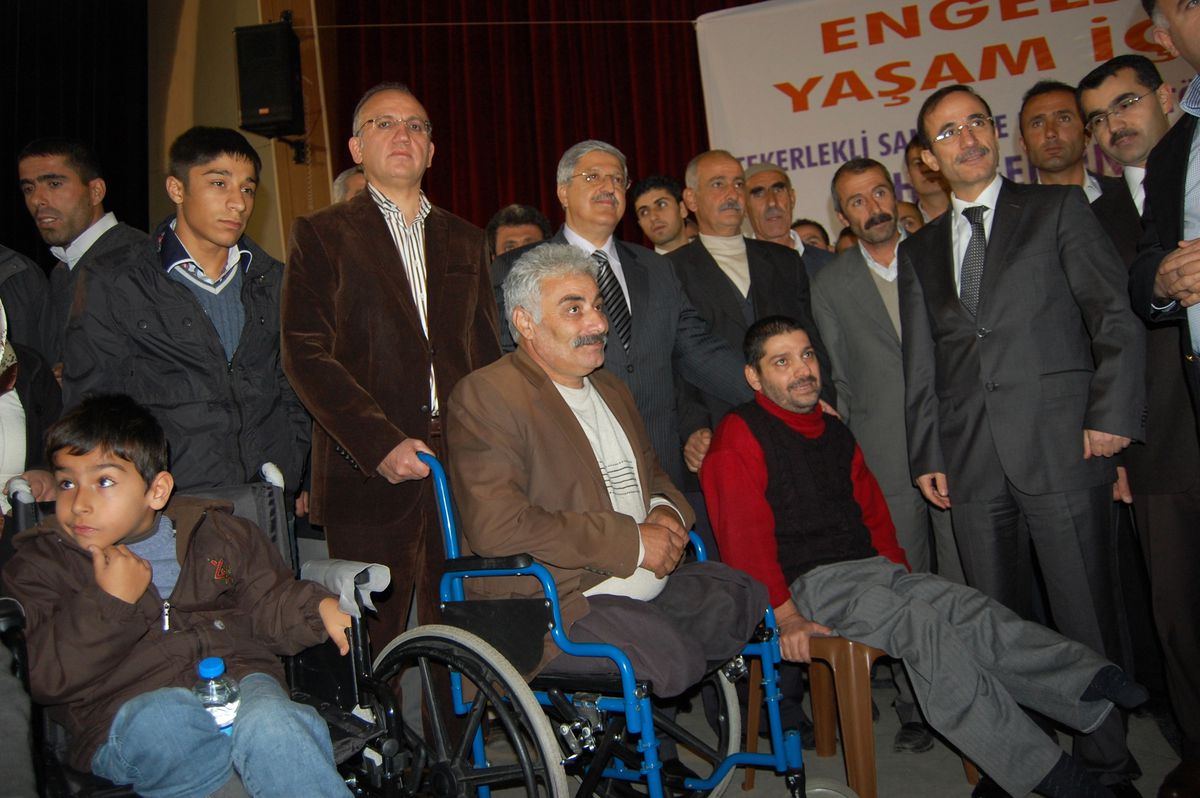 Bitlis Işığı Derneği\'nden Engellilere Destek