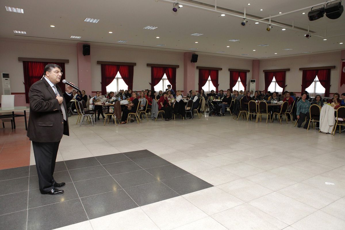 Bornova Belediye Başkanı Prof. Kamil Okyay Sındır, Her Zaman Kadınların Yanında