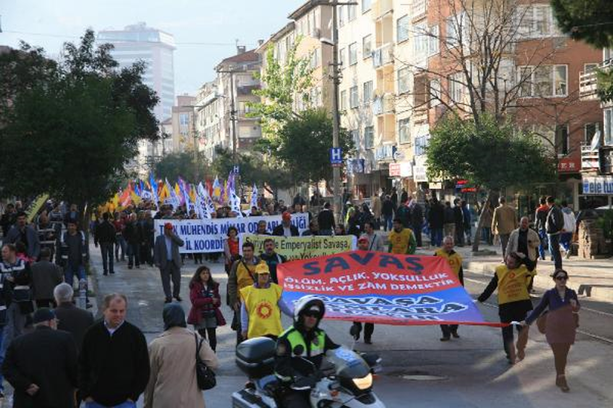 Bursa\'da \'Savaşa ve Zamlara Hayır\' Mitingi