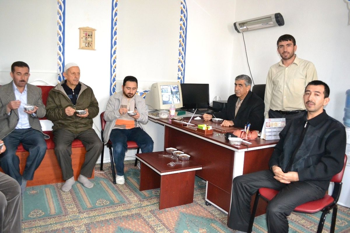 Cami Cemaatinden Aşure İkramı