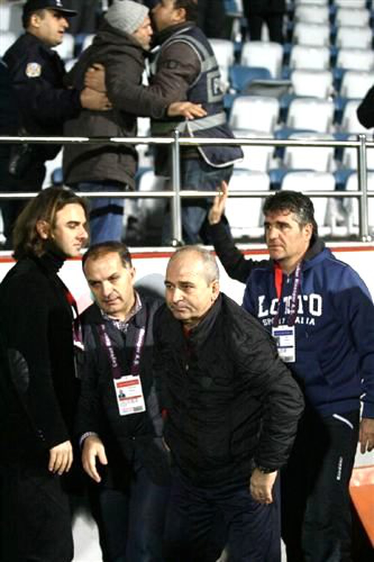 Çaykur Rizespor Teknik Direktörü Küfreden Seyircilerle Tartıştı