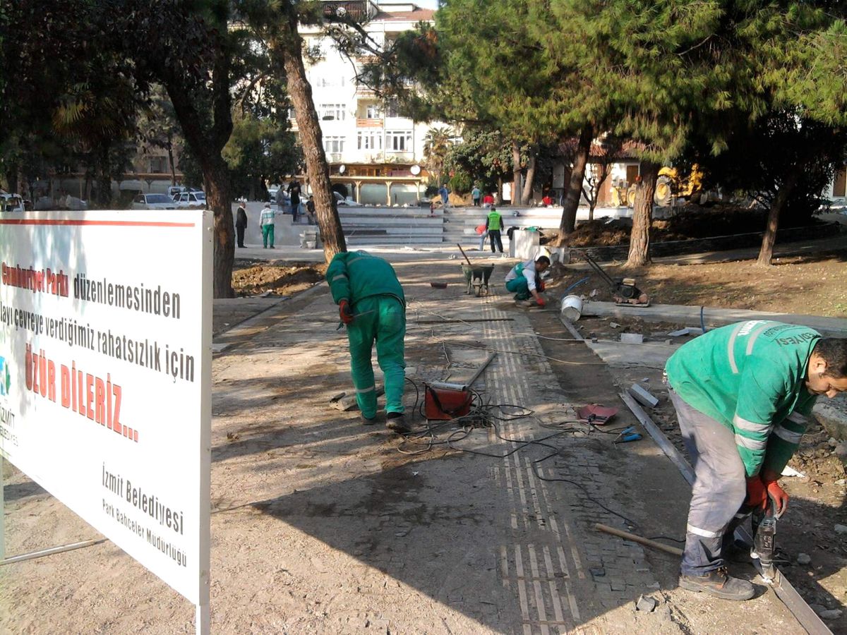 Cumhuriyet Parkı\'nda Yoğun Çalışma