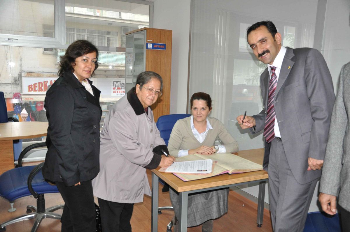 Eli Öpülesi Hayırsever