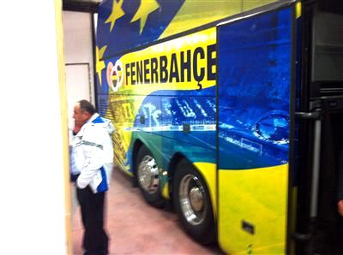 Fenerbahçe Otobüsünde Trabzonspor Yazısı