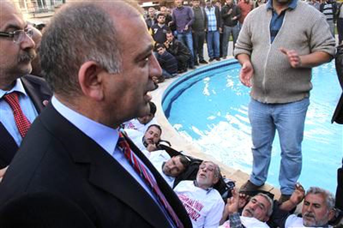 Gürsel Tekin Açlık Grevindeki Esnafı Ziyaret Etti