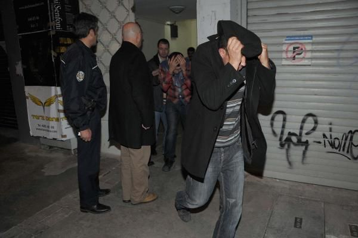 İzmir Lokale Kumar Baskını;40 Gözaltı Lokale Kumar Baskını;40 Gözaltı
