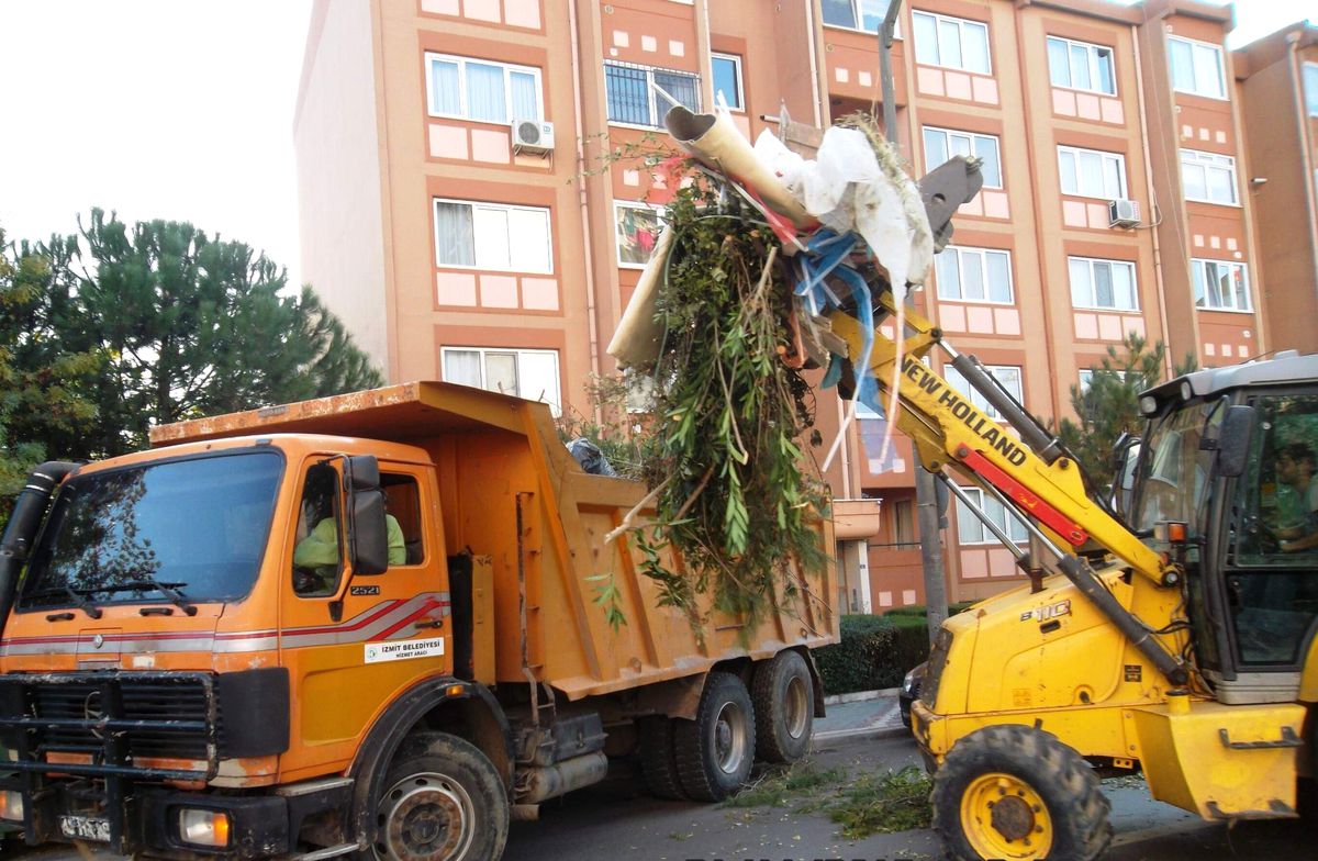 İzmit\'te Günde 300 Ton Çöp Toplanıyor