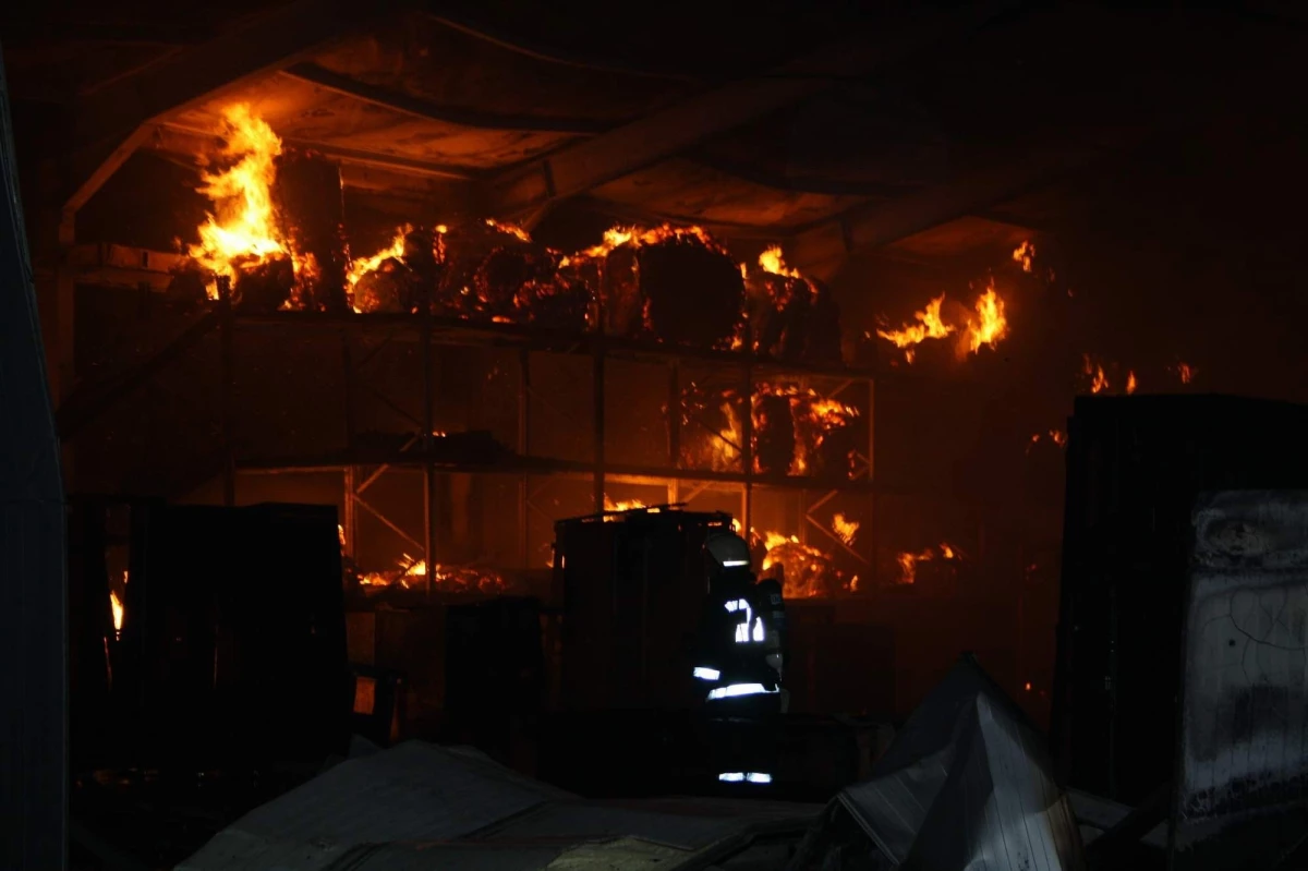 Kayseri\'de Mobilya Fabrikasında Yangın