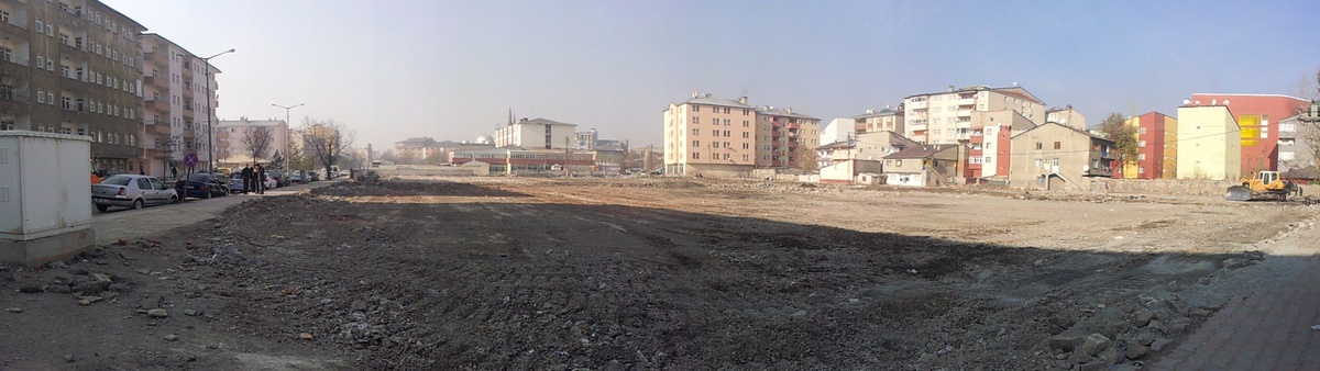 Kent Meydanının Yeri Geçici Otopark Oldu