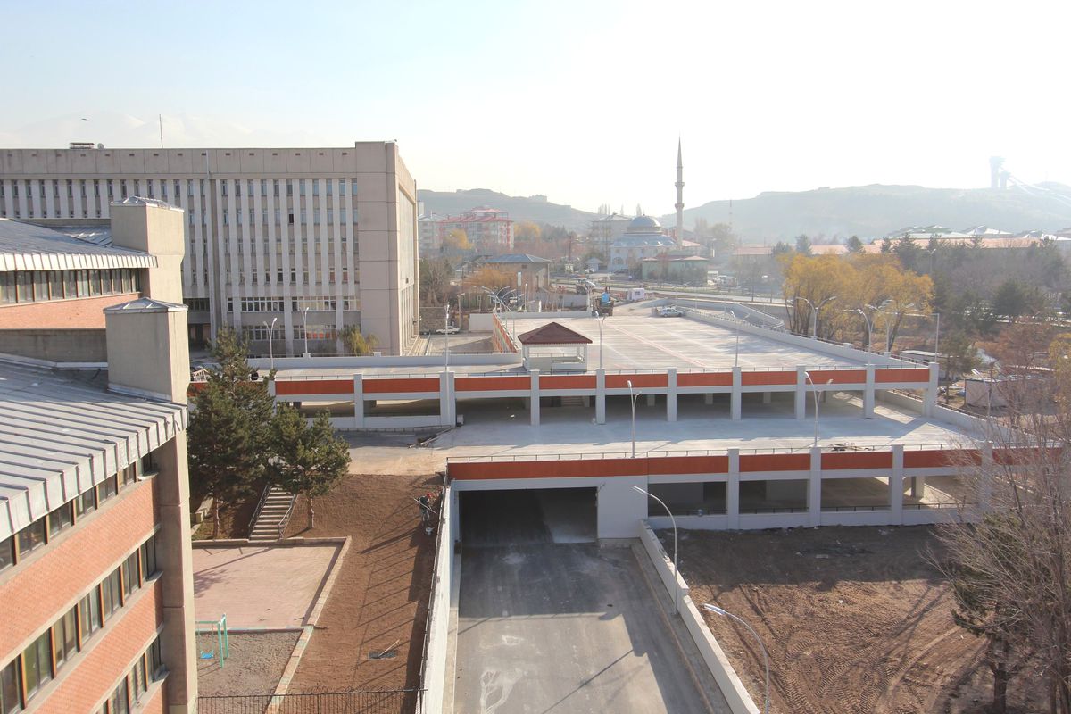 Merkezi Yönetim Caddesi\'ndeki Aziziye Katlı Otopark Hizmete Giriyor