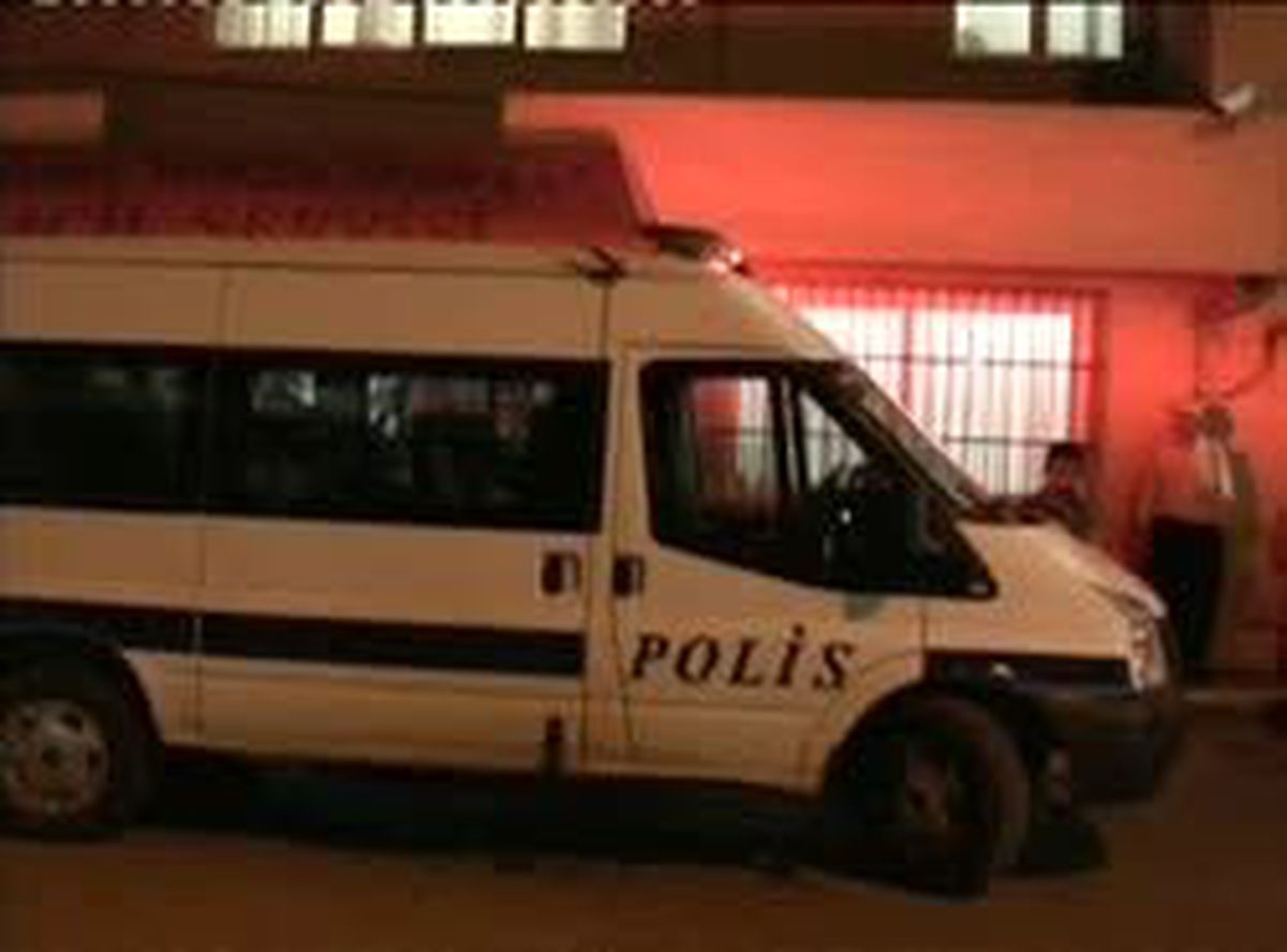 Mersin\'de Polis Aracına Saldırı