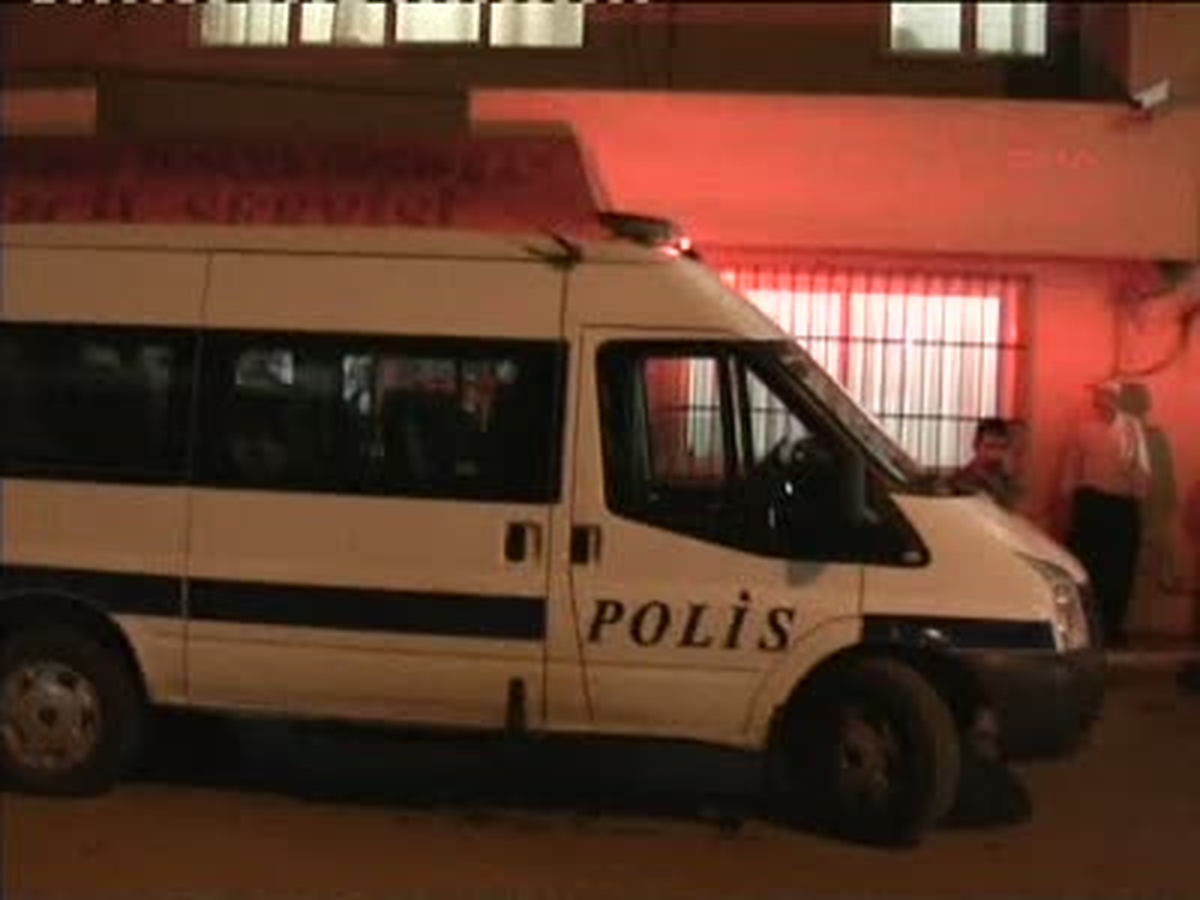 Maskeli Kişiler Polis Otosuna Ateş Açtı