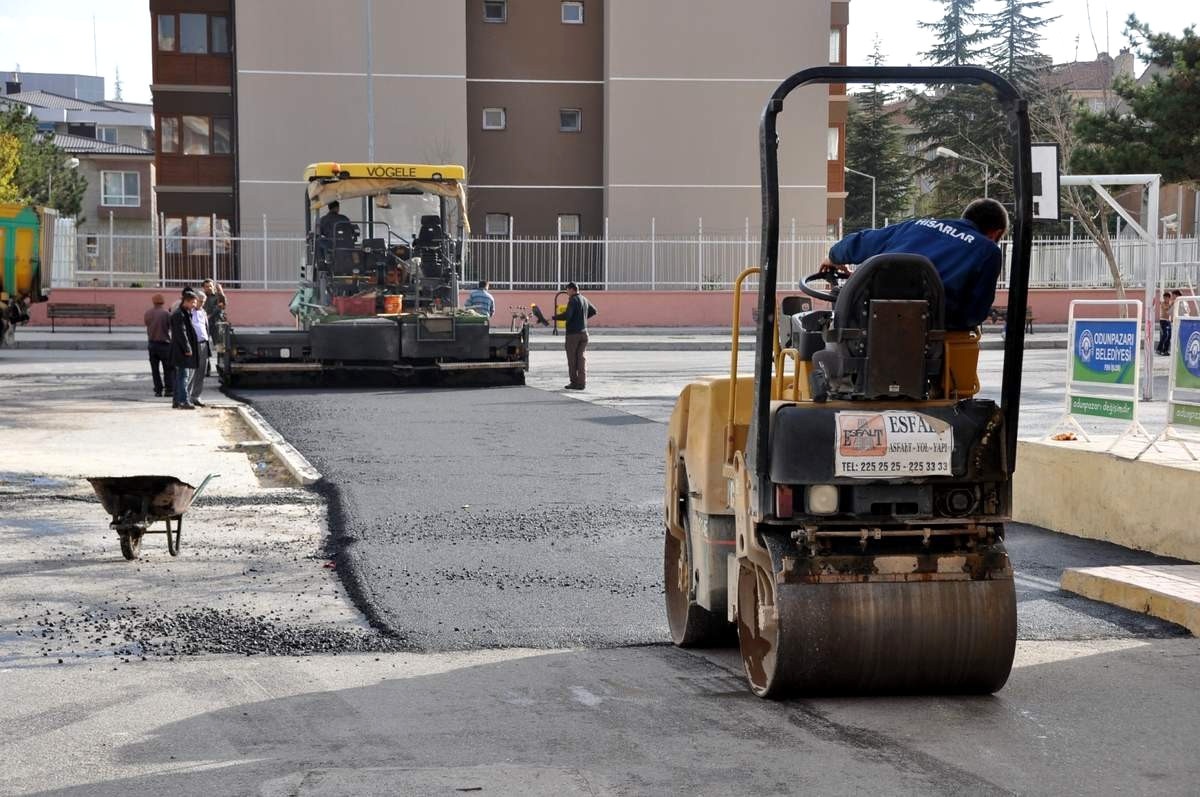 Odunpazarı Porsuk İlkokulunun Bahçesini Asfaltladı