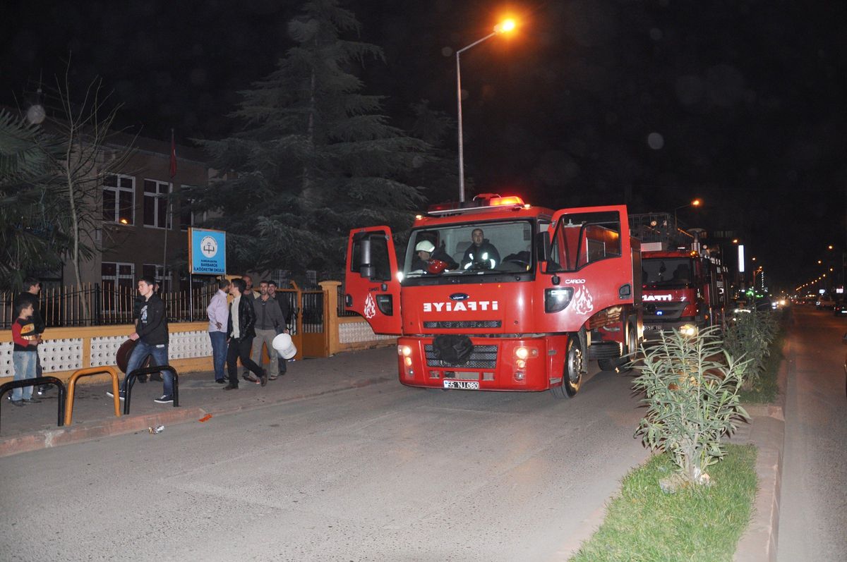 Okul Bahçesinde Palmiye Yangını