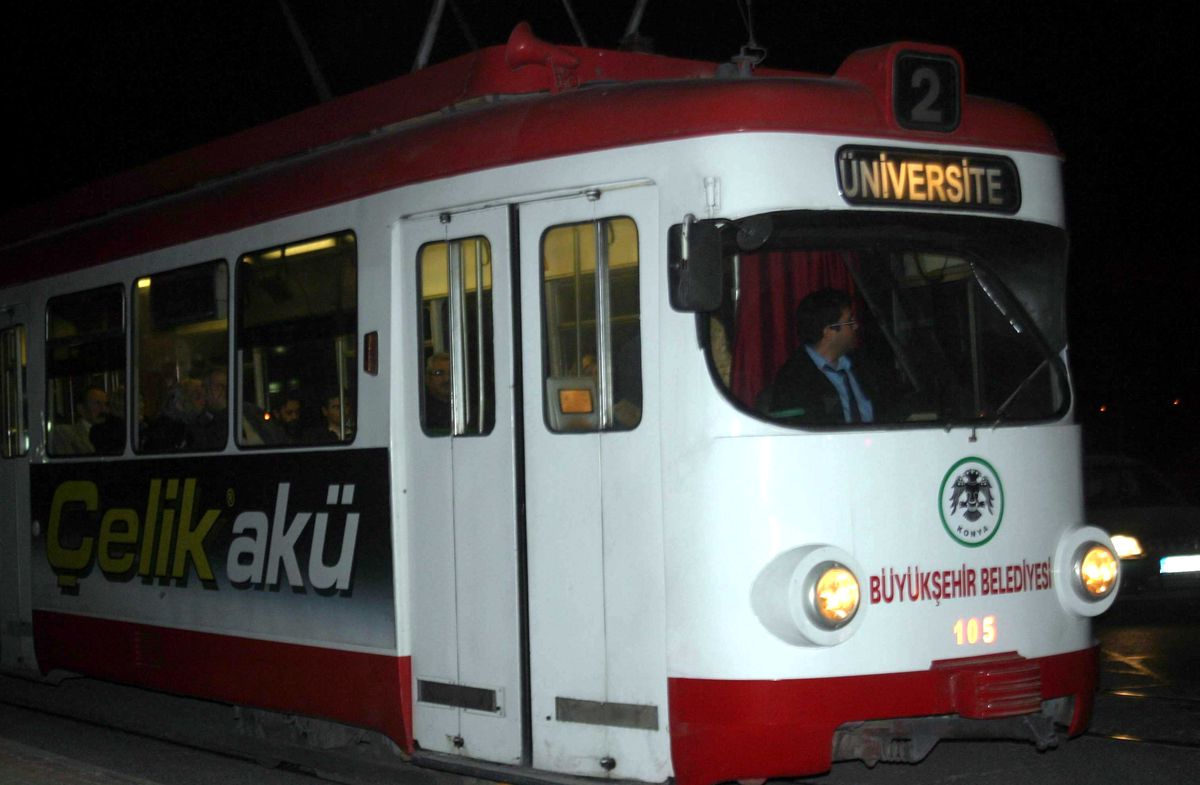 Otobüs ile Tramvay Çarpıştı: 1 Yaralı