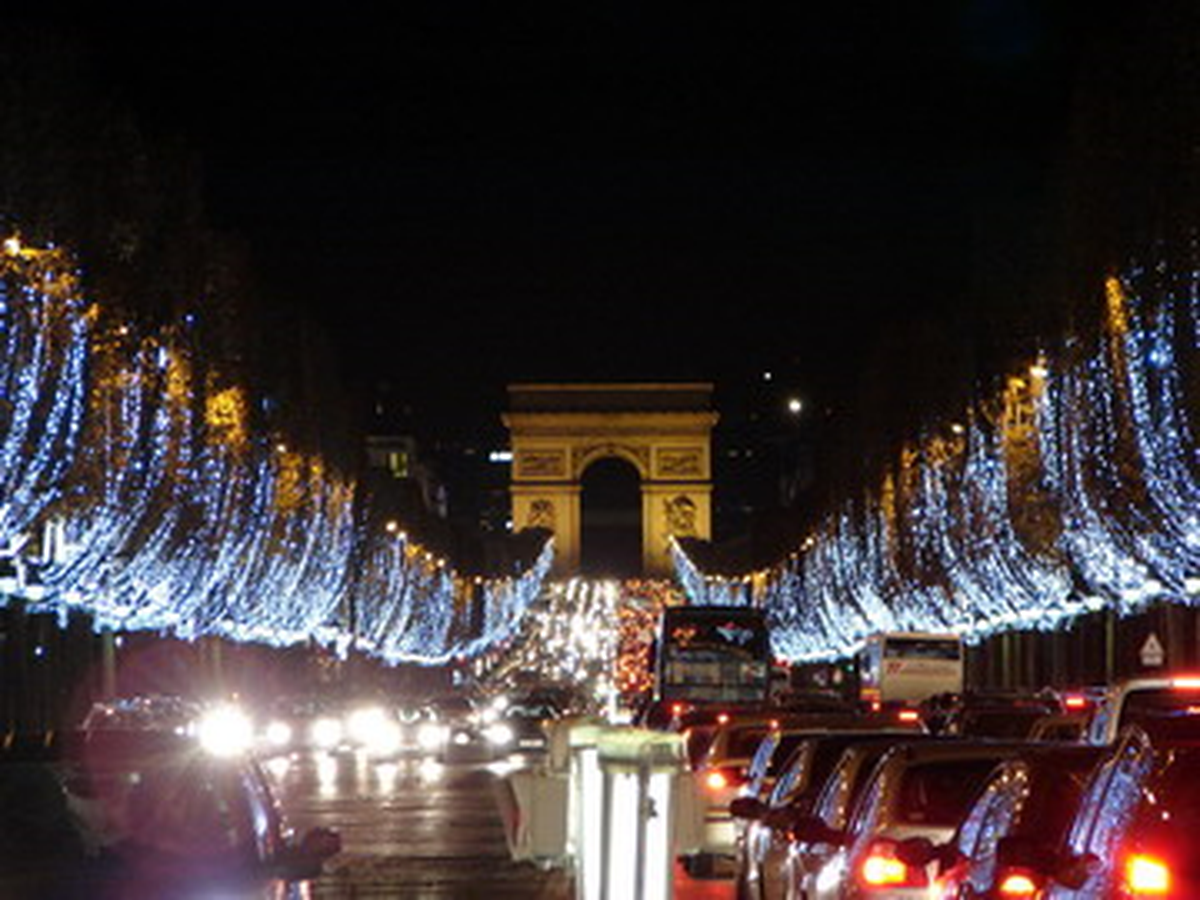 Paris Noel ve Yeni Yıl Kutlamaları İçin Işıklandırıldı