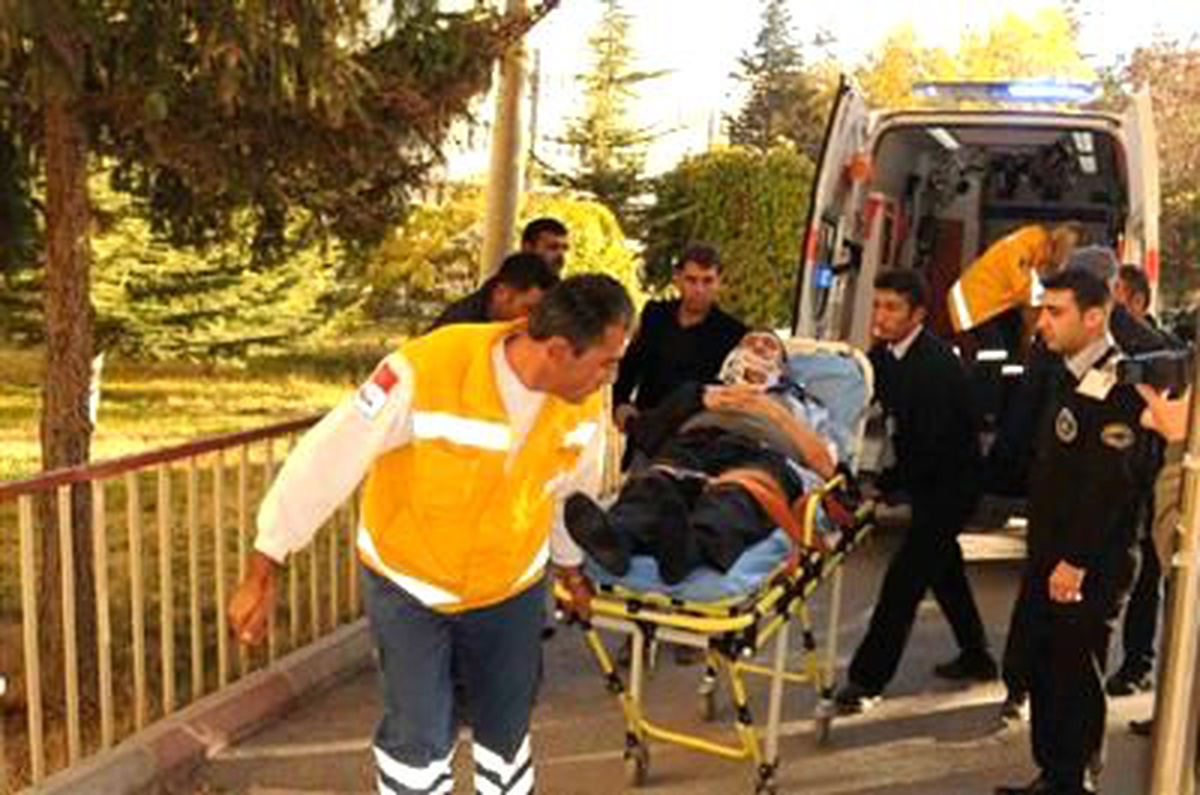 Polis Otosuyla Otomobil Çarpıştı: 4\'ü Polis, 7 Yaralı