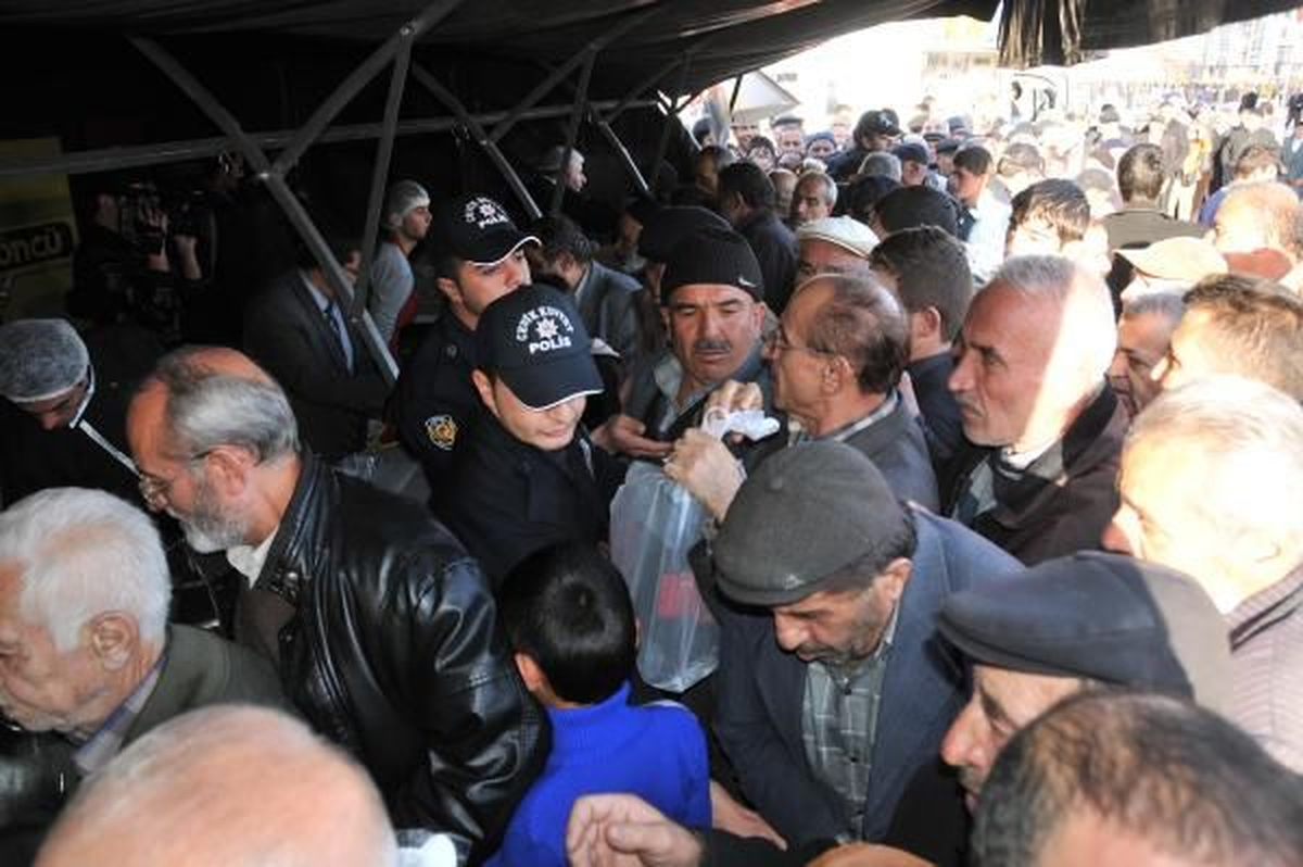 Sivas Aşurede İzdiham Yaşanınca Polis Devreye Girdi Aşurede İzdiham Yaşanınca Polis Devreye Girdi