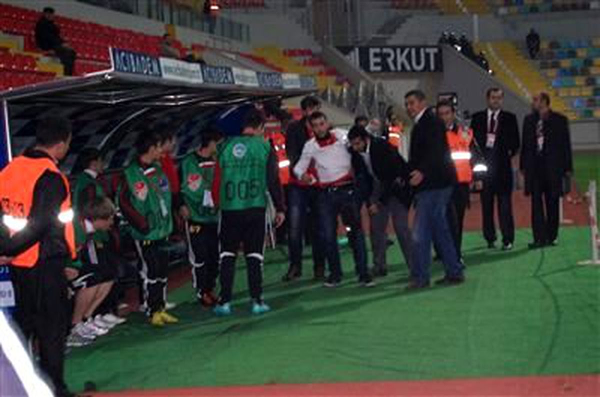 Taraftarlar Kavga Etti: 1 Yaralı