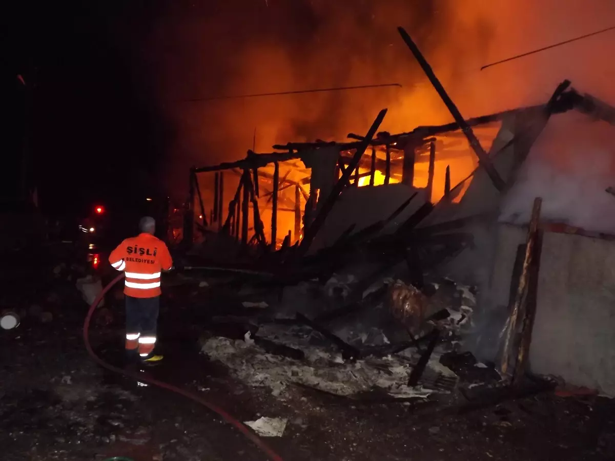 Tarihi İki Katlı Ahşap Bina Yandı