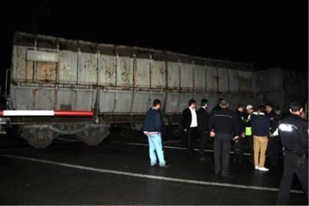 Tren Otomobile Çarptı: 4 Yaralı