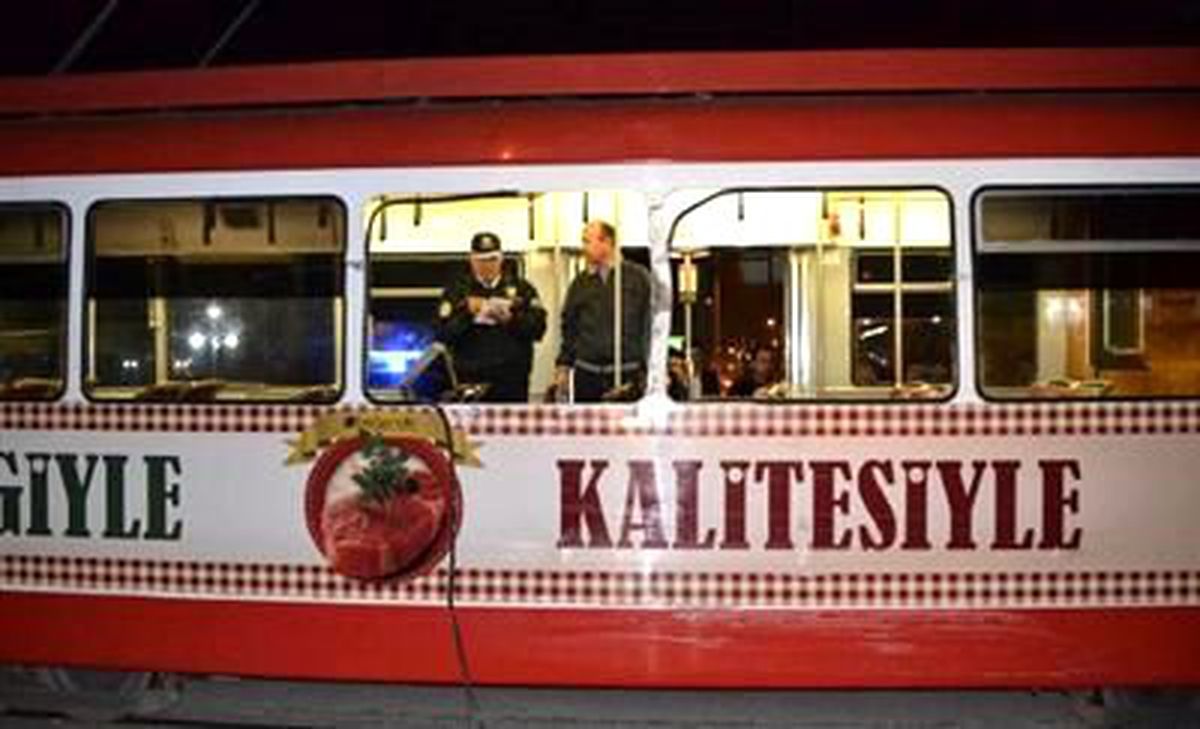 Yolcu Otobüsü ile Tramvay Çarpıştı